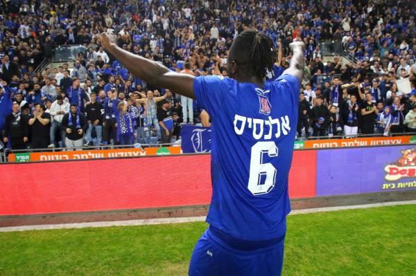 ג'ימי אלכסיס מול יציע אוהדי הפועל פתח תקוה