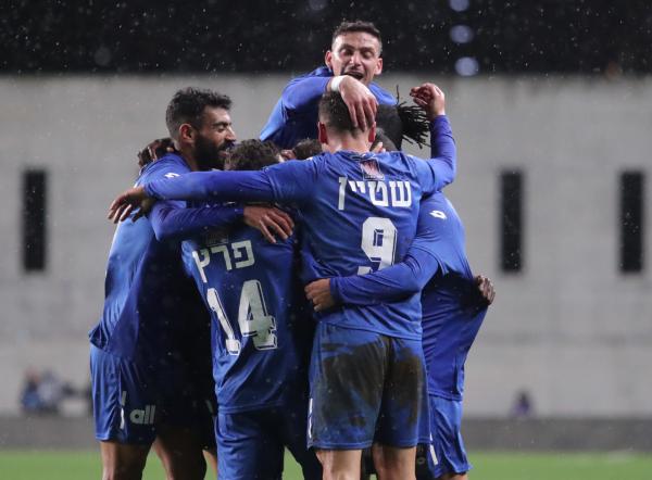 שחקני הפועל פתח תקוה חוגגים את השיוויון