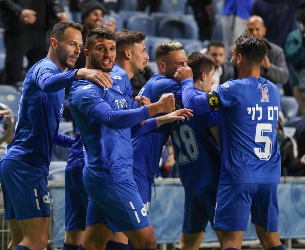 שחקני הקבוצה חוגגים שער מוקדם. אופק פישלר משמאל, אופק אושר לצידו