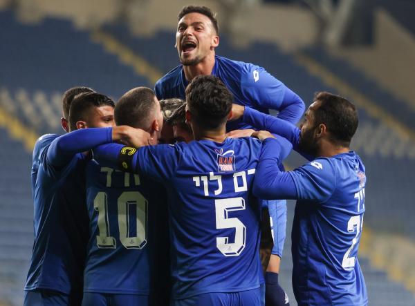שחקני הפועל פתח תקוה חוגגים, רן ואתורי מעל כולם