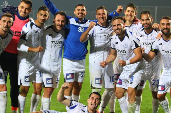 שחקני הפועל פתח תקוה חוגגים ניצחון דרמטי. מימין: רם לוי, דרור ניר, עידו דוידוב, רז שטיין, עידן ורד, בר נאווי, עוז פרץ, אסף הרשקו, רן חשפיה, רן ואתורי. למטה: ניב ברקוביץ'