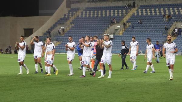שחקני הפועל פתח תקוה מודים לקהל בסיום הדרבי המאופס