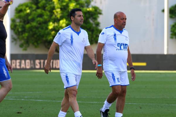 אלי מחפוד ומוטי קקון במהלך משחק קצר שנערך במחצית המשחק, 2023