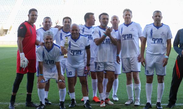 ותיקי הפועל פתח תקוה לאחר משחק קצר בהשתתפות ותיקי הקבוצה שנערך במחצית המשחק. מימין: עידן הילל, גבע מרקוס, יניב דוד, בני קוזושווילי, אלון בולוקן, אלי מחפוד, מוטי קקון, ניב טל, יוסי שושני, רפי כהן