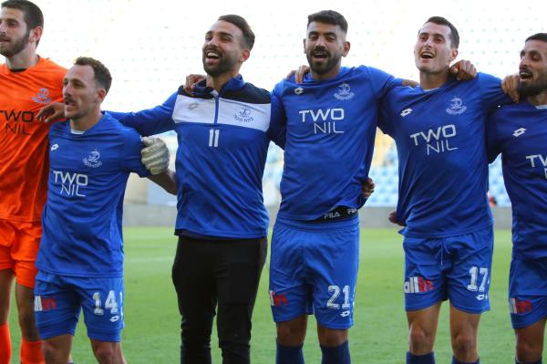 מוחמד באדיר, ניב ברקוביץ', רועי זיקרי, רם לוי, עוז פרץ ועומר כץ חוגגים בסיום