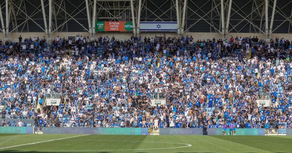 עוד מבט על אוהדי הפועל פתח תקוה ביציע המזרחי של איצטדיון ראש הזהב לקראת פתיחת המשחק