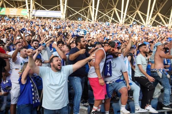 אוהדי הפועל פתח תקוה מעודדים ביציע המזרחי של איצטדיון ראש הזהב