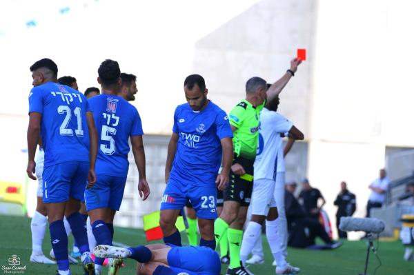 השופט איתן שמואלביץ' שולף כרטיס אדום לעבר גרשון קופי, שכבר מיהר לרדת מהמגרש