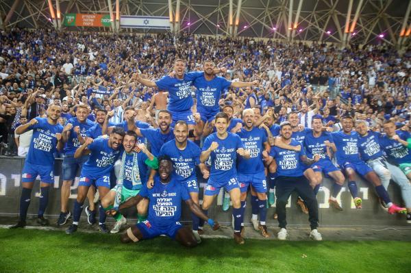 שחקני ואוהדי הפועל פתח תקוה חוגגים עלייה לליגת העל
