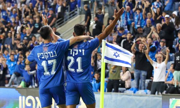 רועי זיקרי וניב ברקוביץ' חוגגים מול הקהל