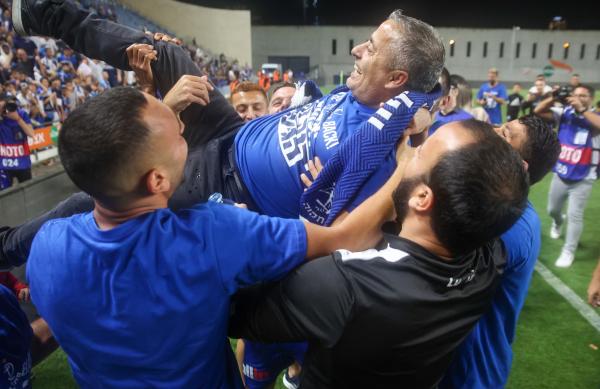 שחקני הפועל פתח תקוה מניפים את מאמן הקבוצה עופר טסלפפה