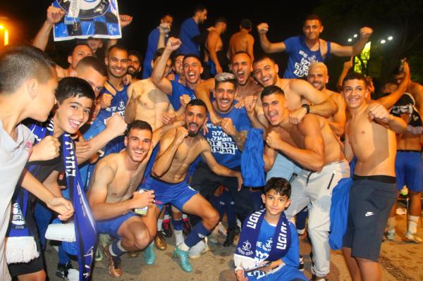שחקני ואוהדי הפועל פתח תקוה חוגגים מחוץ לאיצטדיון