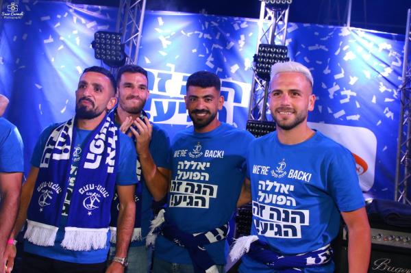 רז שטיין, רועי זיקרי, אוהד רבינוביץ' ומוחמד באדיר בחגיגות העלייה של הפועל פתח תקוה