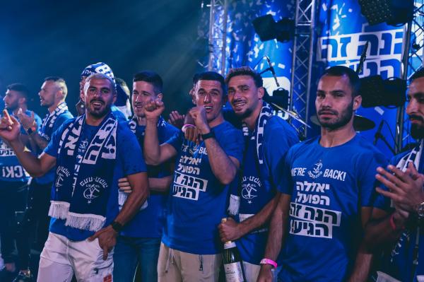 שחקני הפועל פתח תקוה על הבמה בזמן חגיגות העלייה
