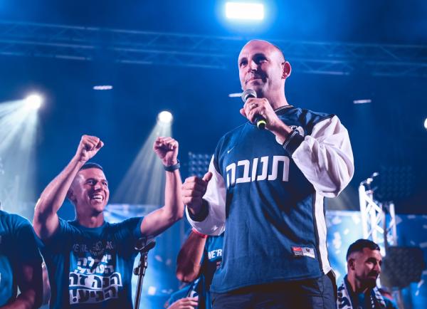 מנכ"ל הפועל פתח תקוה אבי יחיאל על הבמה בזמן חגיגות העלייה