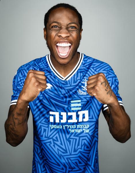דניס אדינרן מדגמן חגיגה