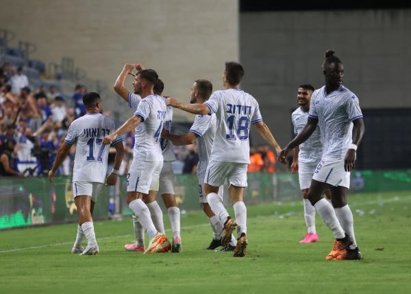 2023/24 - טוטו - מחזור 1 - מכבי פתח-תקוה (0:0) - שחקני הפועל פתח תקוה חוגגים שער שנפסל בסופו של דבר, ג'ימי אלכסיס (מימין) הראשון לזהות