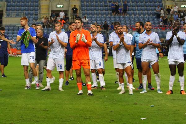 שחקני הפועל פתח תקוה מודים לקהל בסיום, מימין: ג'ימי אלכסיס, מתן גושה, בר נאווי, רז שטיין, עומר כץ, טיזיאנו צ'קאנה, עופר טסלפפה, רוי בן נביא