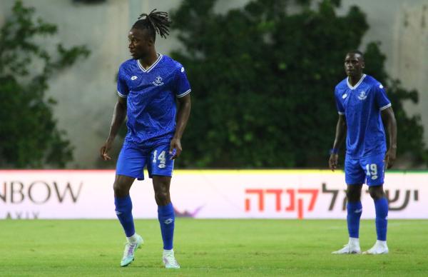 טוטו - מחזור 4 - מ.ס אשדוד (1:0) - פורצ'ן באסי, יאן קיניונס ברקע