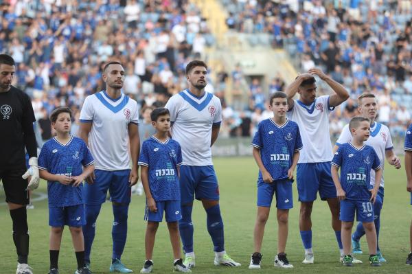 שחקני הפועל פתח תקוה במדי רטרו לקראת פתיחת המשחק. מימין - סמואל בראון, רועי אלימלך, אנדרה טישיירה, מתן גושה, עומר כץ