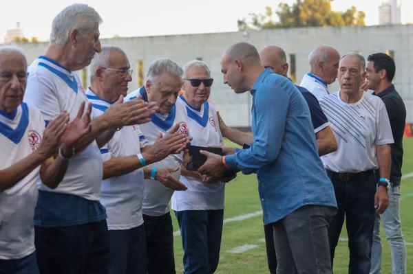 אבי יחיאל עם צביקה מרקוס ואבשלום מרכוס בטקס לציון 60 שנים לאליפות האחרונה ב-1963