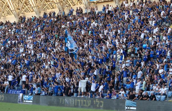אוהדי הפועל פתח תקוה ביציע המזרחי באיצטדיון ראש הזהב