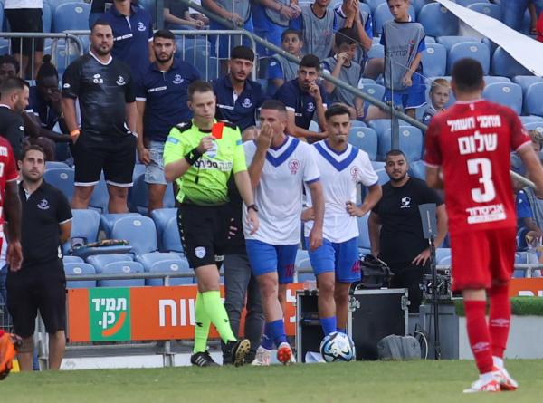 עידן ורד מנסה מילות מחאה אחרונות לעבר השופט יגאל פריד ששלף לעברו כרטיס אדום, רועי אלימלך עגום מימין