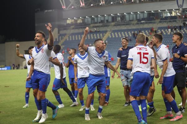 שחקני הפועל פתח תקוה במדי הרטרו חוגגים בסיום המשחק. עידן ורד (שהורחק) במרכז, רם לוי משמאלו
