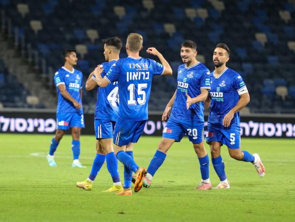 שחקני הפועל פתח תקוה חוגגים את השער המצמק של רועי אלימלך. מימין - רם לוי, רוי נאווי, סמואל בראון ורועי אלימלך