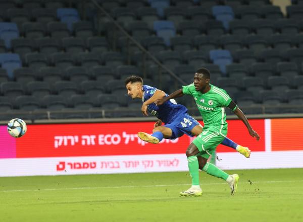 רועי אלימלך נדחף ברחבה ללא תגובה של צוות השיפוט