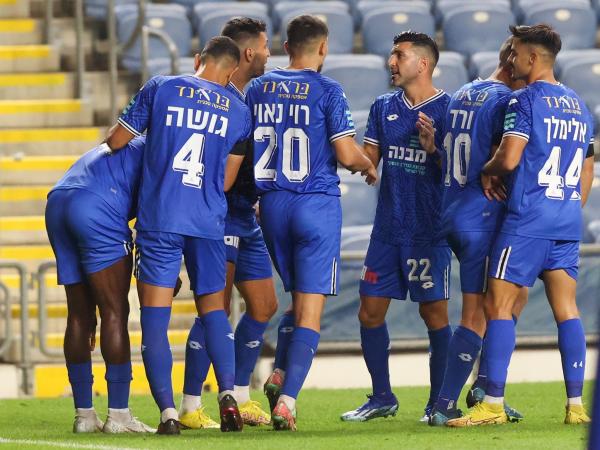 שחקני הפועל פ"ת חוגגים את השער של פורצ'ן באסי
