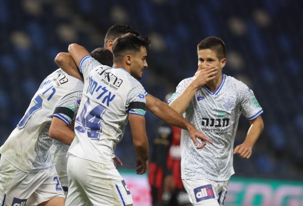 שחקני הפועל פ"ת חוגגים את שער השיוויון של רוי נאווי