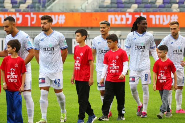 שחקני הפועל פתח תקוה לקראת פתיחת המשחק. מימין - רז שטיין, ריצ'ארד בואטנג, רועי אלימלך, אנדרה טישיירה, מתן גושה