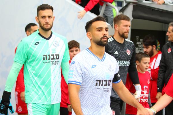 רם לוי וניקוס ינאקופולוס עולים למגרש