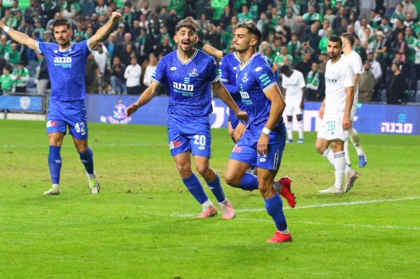 רועי אלימלך אחרי השער השני. משמאלו רוי נאווי ואנדרה טישיירה