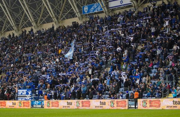 אוהדי הפועל פ"ת ביציע המזרחי באיצטדיון ראש הזהב