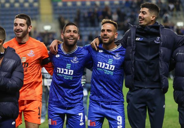 ירין סוויסה, רז שטיין, איתי שכטר ועומר כץ חוגגים בסיום
