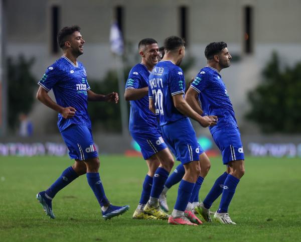 אבי ריקן רוקד אחרי שכבש את ה-0:2. משמאלו רוי נאווי, עידן ורד ושובל גוזלן