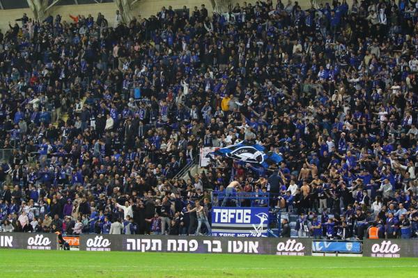עוד מבט לאוהדי הפועל פ"ת ביציע המזרחי באיצטדיון ראש הזהב