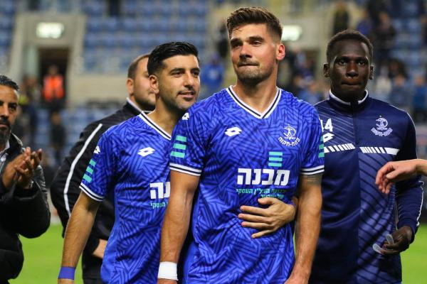 אנדרה טישיירה זוכה לחיבוק מאבי ריקן, יאן קיניונס מימין