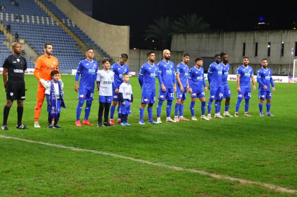 שחקני הפועל פתח תקוה לקראת פתיחת המשחק