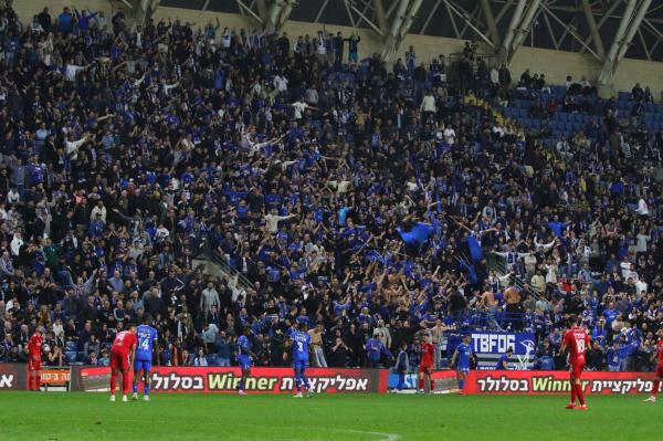 אוהדי הפועל פתח תקוה ביציע המזרחי באיצטדיון ראש הזהב