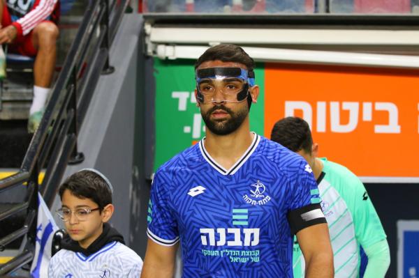 רם לוי עם מסיכה