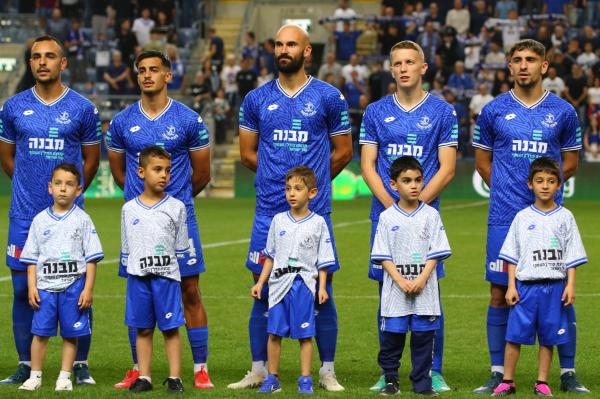 2023/24 - גביע - רבע גמר - הפועל באר-שבע (1:0) - שחקני הפועל פ"ת לקראת פתיחת המשחק. מימין - רוי נאווי, סמואל בראון, ניקו אנטוניץ', רועי אלימלך, מתן גושה