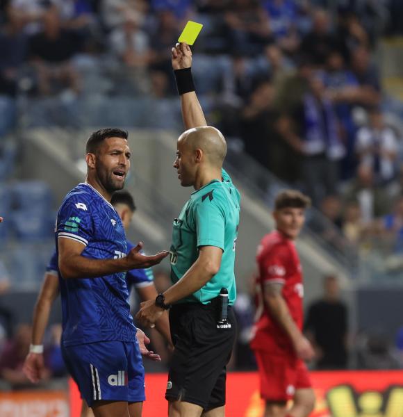 2023/24 - גביע - רבע גמר - הפועל באר-שבע (1:0) - השופט נאאל עודה שולף כרטיס צהוב לעבר איתי שכטר