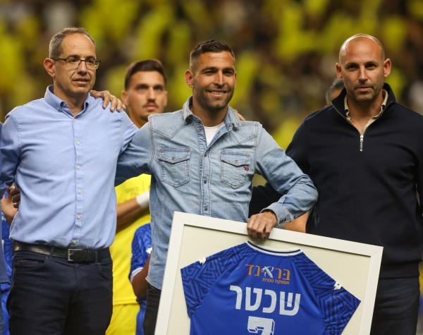 איתי שכטר בטקס שנערך לכבודו לקראת פתיחת המשחק, לאחר שהודיע על פרישה