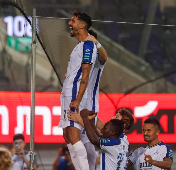 בן אז'ובל חוגג עם אוהדי הפועל פ"ת