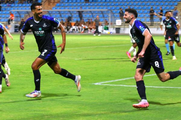 תומר אלטמן ובן אז'ובל חוגגים את שער הניצחון של אלטמן