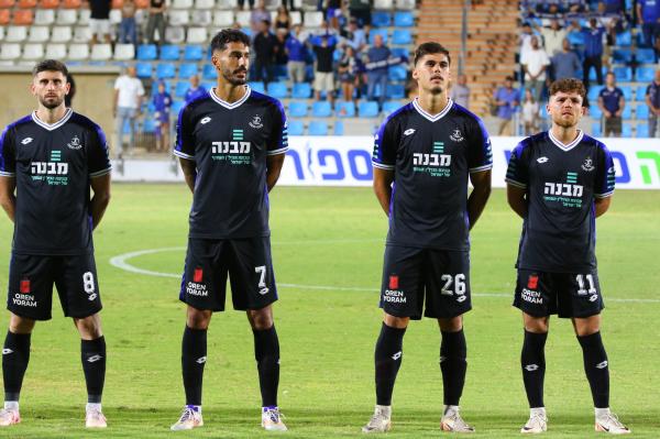 שחקני הפועל פ"ת לקראת פתיחת המשחק. מימין - גולן בני, יער זמברובסקי, בן אז'ובל, תומר אלטמן