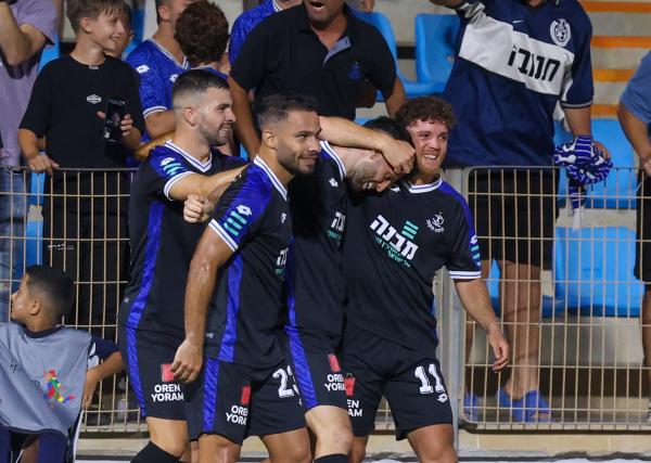 שחקני הפועל פ"ת חוגגים את שער הניצחון של תומר אלטמן